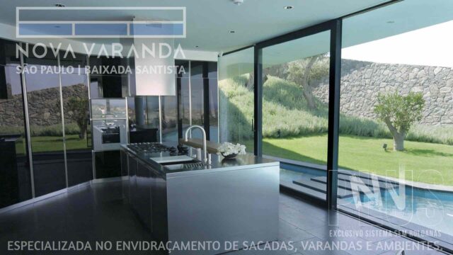 Suporte de Mídia Vertical ✨ FrontLight Moderna e Valorizada Sob Medida ⛱️ Empenas Cegas Encruzilhada (Santos) ☎ 0800