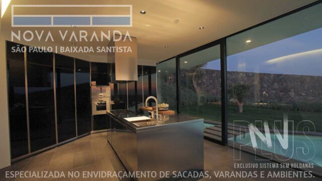 Suporte de Mídia Vertical ✨ FrontLight Moderna e Valorizada Sob Medida ⛱️ Empenas Cegas Monte Serrat (Santos) ☎ 0800