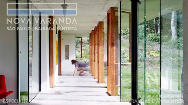 Suporte de Mídia Vertical ✨ FrontLight Moderna e Valorizada Sob Medida ⛱️ Empenas Cegas Morro do Maluf (Guarujá) ☎ 0800
